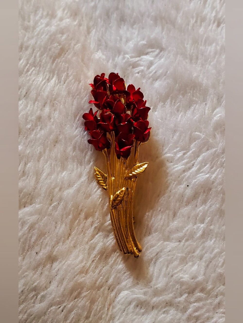 Vintage 90's Women's Dozen Red Roses Bouquet Brooch - Gold Tone